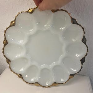 Vintage egg plate / egg plate, Anchor Hocking milk glass plate, Easter decoration, Easter celebration, stuffed eggs, colored eggs