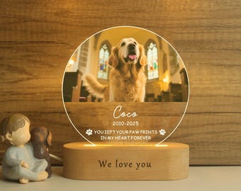 Pode incluir: Uma luz noturna com base de madeira com uma imagem circular e iluminada de um cão golden retriever. A imagem inclui o nome do cão, as datas e a frase "YOU LEFT YOUR PAW PRINTS IN MY HEART FOREVER". A base diz "We love you."