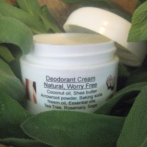 Könnte beinhalten: Weißes Glas mit weißem Deckel, gefüllt mit einer natürlichen Deodorantcreme. Das Glas ist mit "Deodorant Creme Natürlich, Sorgenfrei" beschriftet und listet die Inhaltsstoffe auf: Kokosnussöl, Sheabutter, Pfeilwurzelpulver, Natron, Neemöl, ätherische Öle: Teebaum, Rosmarin, Salbei.
