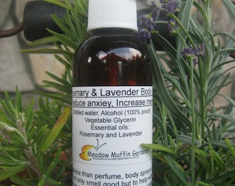 Peut inclure: Une bouteille en verre brun avec un vaporisateur blanc et une étiquette blanche. L'étiquette indique "Rosemary & Lavender Body Spray", "Réduire l'anxiété, améliorer la mémoire", "Eau distillée, Alcool (100% preuve)", "Glycérine végétale", "Huiles essentielles:", "Romarin et lavande", "Meadow Muffin Gardens", "meadowmuffingardens.com", "Plus qu'un parfum, les vaporisateurs pour le corps ne font pas que sentir bon, mais aident à soulager le stress et l'anxiété, tout en stimulant le cerveau et en aidant à se détendre. Les huiles essentielles sont un moyen naturel et non synthétique de favoriser l'équilibre émotionnel et le soulagement du stress. Consultez un médecin si vous êtes enceinte. Agiter avant utilisation."