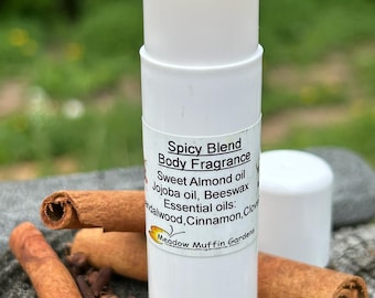 Fragancia corporal sólida, fragancia exótica y especiada, sándalo, canela y clavo. Disponible en tubo. Aromaterapia. No es un perfume.