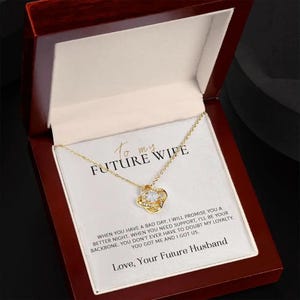 Collar "Te amo, mi reina": un collar con un nudo romántico para regalar a tu esposa o novia, con tarjeta con mensaje y caja de madera.
