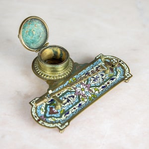 Bronzenes Tintenfass in Form eines Federhalters mit Cloisonné-Emaille-Dekor, Napoleon III.