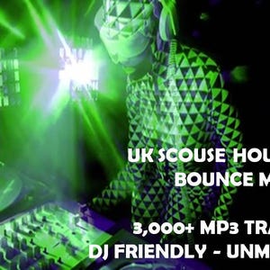 Könnte beinhalten: Ein DJ in einem grün-schwarzen geometrischen Kostüm steht hinter einem DJ-Mixer mit einem Plattenspieler. Der Text auf dem Bild lautet "UK Scouse House & Bounce Music 3,000+ MP3 Tracks DJ Friendly - Unmixed".