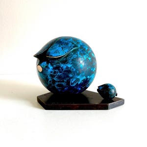 Bronze sculpture of a pig with its young