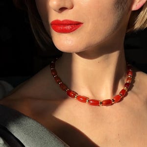 Set di gioielli in agata rossa, collana girocollo con gemma in gelatina e bracciale abbinato, pila di perline color arancio miele, regalo boho minimalista per lei