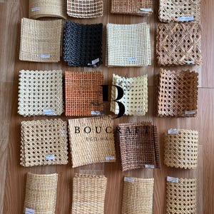 Puede incluir: Una variedad de piezas de ratán tejido en diversas formas, incluyendo cuadrados, rectángulos y cilindros. La colección presenta tonos naturales, negros y marrones. El logotipo "BOUCRAFT ECO" es visible en algunas piezas.