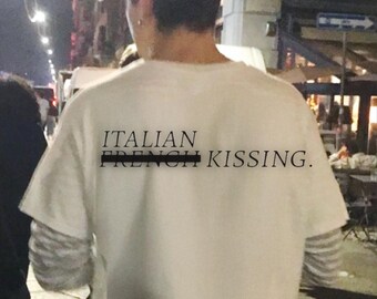 イタリアン キス T シャツ、Maglietta italiana con citazione del bacio alla francese