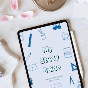 Op de afbeelding: Een digitale tablet met een "My Study Guide"-afbeelding met studiegerelateerde pictogrammen. Een witte stylus ligt aan de zijkant. Gouden oorbellen en roze bloemblaadjes zijn op de achtergrond. De tekst luidt "Download de studiegids om productief te blijven."