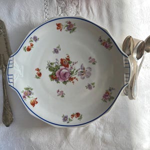 Antyczny francuski talerz porcelanowy do serwowania ciasta lub pasztetu, sygnowany PL Limoges - wzór kwiatowy z niebieskim rantem - lata 30. XX wieku