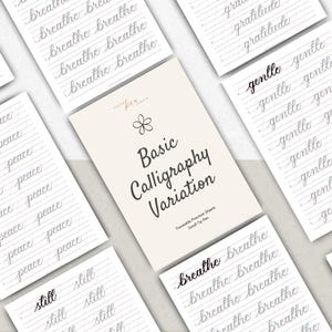 Op de afbeelding: Een verzameling wit papieren kalligrafie-oefenbladen met de tekst Basic Calligraphy Variation en een klein bloempictogram. De bladen bevatten rijen met overtrekbare cursieve woorden zoals peace, still, breathe, gratitude en gentle.