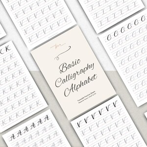 Op de afbeelding: Een verzameling witte vellen papier met zwarte kalligrafie-oefeningen. Het centrale vel toont de tekst Basic Calligraphy Alphabet, Traceable Practice Sheets, Minuscule Version, Small Tip Pen. Andere vellen tonen rijen met letters.