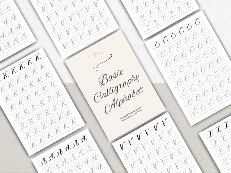 Op de afbeelding: Een verzameling witte vellen papier met zwarte kalligrafie-oefeningen. Het centrale vel toont de tekst Basic Calligraphy Alphabet, Traceable Practice Sheets, Minuscule Version, Small Tip Pen. Andere vellen tonen rijen met letters.