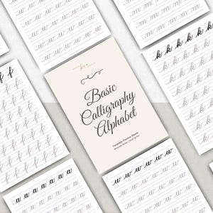 Op de afbeelding: Een verzameling witte vellen papier met zwarte kalligrafie-oefeningen. Het centrale vel toont de tekst Basic Calligraphy Alphabet, Traceable Practice Sheets, Minuscule Version, Small Tip Pen, omringd door vellen met rijen van de letters a, f, k, m en w.