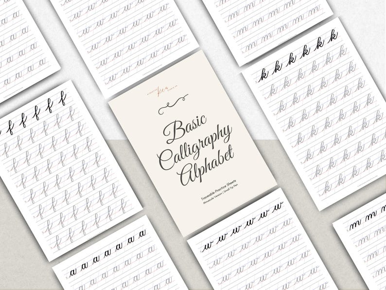 Op de afbeelding: Een verzameling witte vellen papier met zwarte kalligrafie-oefeningen. Het centrale vel toont de tekst Basic Calligraphy Alphabet, Traceable Practice Sheets, Minuscule Version, Small Tip Pen, omringd door vellen met rijen van de letters a, f, k, m en w.