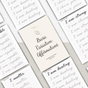 Op de afbeelding: Een verzameling witte oefenbladen voor kalligrafie met zwarte cursieve tekst. Het centrale blad toont de titel Basic Variation: Affirmations met een vlindericoon. Andere bladen tonen herhaalde zinnen zoals I am capable, I am strong, I am healing, I matter en I choose peace.