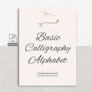 Op de afbeelding: Een digitale PDF-download met een basis kalligrafie-alfabet en overtrekbare oefenbladen. Het document bevat de tekst Basic Calligraphy Alphabet, Majuscule Version en Small Tip Pen in zwarte letters op een cr&egrave;mekleurige achtergrond.