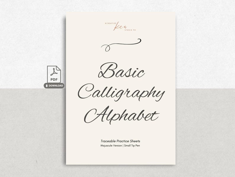 Op de afbeelding: Een digitale PDF-download met een basis kalligrafie-alfabet en overtrekbare oefenbladen. Het document bevat de tekst Basic Calligraphy Alphabet, Majuscule Version en Small Tip Pen in zwarte letters op een cr&egrave;mekleurige achtergrond.