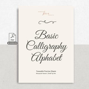 Op de afbeelding: Een digitale PDF-download met een basis kalligrafie-alfabet met overtrekbare oefenbladen. Het document bevat de tekst Basic Calligraphy Alphabet, Traceable Practice Sheets en Minuscule Version | Small Tip Pen in zwarte inkt.