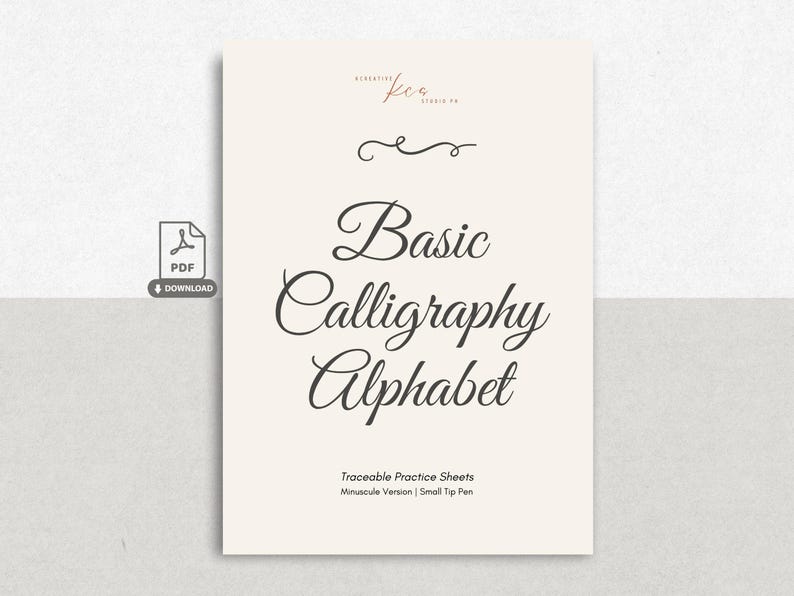 Op de afbeelding: Een digitale PDF-download met een basis kalligrafie-alfabet met overtrekbare oefenbladen. Het document bevat de tekst Basic Calligraphy Alphabet, Traceable Practice Sheets en Minuscule Version | Small Tip Pen in zwarte inkt.