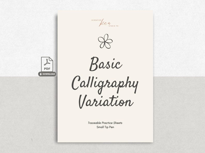 Op de afbeelding: Een digitaal document met een cr&egrave;mekleurige achtergrond met de tekst Basic Calligraphy Variation in een donkergrijs scriptlettertype. Boven de tekst staat een eenvoudig lijntekening-icoon van een bloem. Onderaan staat Traceable Practice Sheets Small Tip Pen.