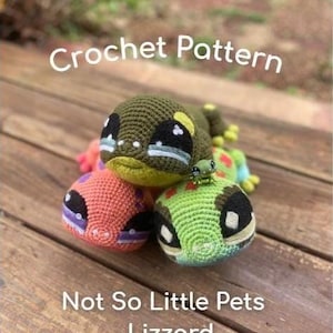 Peut inclure: Trois jouets lézards crochetés à la main, aux couleurs vert, orange et rose, avec de grands yeux expressifs. Le texte "Crochet Pattern" et "Not So Little Pets -Lizzard" est affiché sur l'image.
