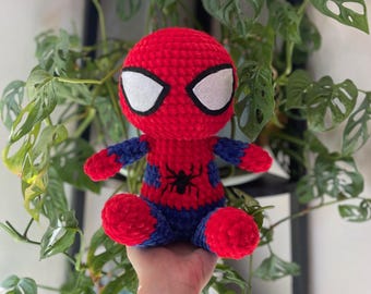 Peluche de Spiderman sentado / Muñeco de Spiderman de ganchillo hecho a mano