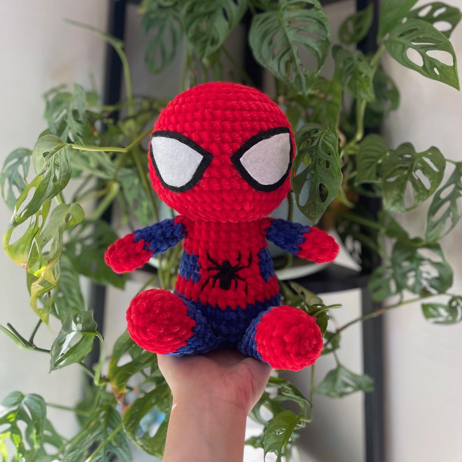 Peluche Spidey assis | Poupée Spiderman super-héros au crochet faite main