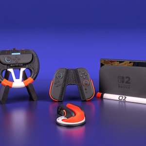 Può includere: Una collezione di accessori da gioco neri e arancioni, tra cui un volante, controller e una docking station per console. Gli accessori sono progettati per una console di gioco e sono su sfondo blu.