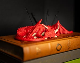 Marcapáginas de Dragón Durmiente con Espada: Decoración de fantasía impresa en 3D, regalo único para amantes de la lectura, estantería gamer, accesorio de lectura medieval