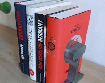 Handgefertigte Buchstützen aus echter Eisenbahnschiene im Industriallook