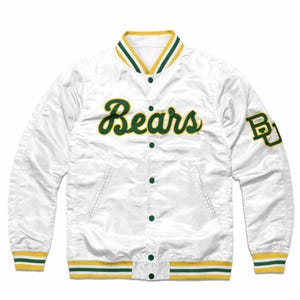 Op de afbeelding: Witte satijnen jas met groene en gouden accenten. Het woord "Bears" is in groen schrift op de borst geborduurd. De jas heeft een groen-goud gestreepte kraag, manchetten en zoom. Een groen "B"-logo staat op de mouw.