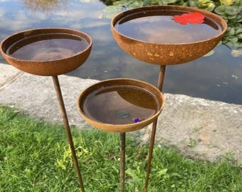 Set of 3 Metal Rain Catcher Stakes – Rustic Water Bowls for Garden Decoration – Charming Water Bowls for Birds & Pollinators