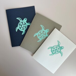 Handgefertigte Honu (Wasserschildkröte) Aqua Tinsel geprägte Notizkarten - Innen leer - Auswahl aus dunkelblauem, weißem oder grauem Karton