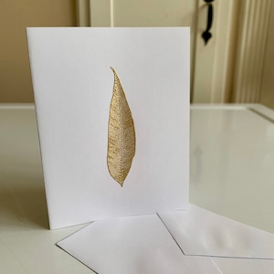Carte de voeux/carte de correspondance en relief à chaud feuille mince dorée faite à la main - Choix de papier cartonné blanc ou vert eucalyptus