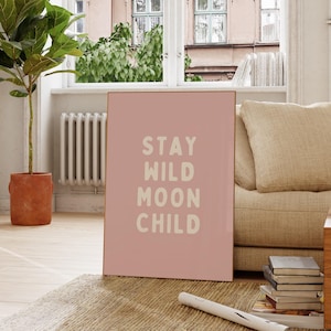 Póster infantil "Stay Wild Moon" / Impresión digital en rosa pastel / Arte mural con cita bohemia / Decoración espiritual imprimible / Descarga instantánea / Cita atrevida