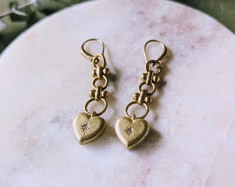 Vintage coquette gold heart pendant earrings// Brass heart earrings//heart stud earrings// minimalist heart earrings//