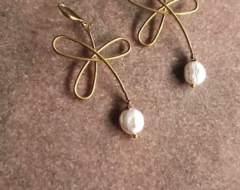 Modern pearl dangle earrings// pearl bow earrings//abstract pearl earrings// statement freshwater pearl earrings//freshwater pearl jewelry