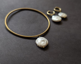 Minimalist modern pearl bracelet, gold brass pearl bracelet, large pearl bracelet// Genuine freshwater pearl bracelet