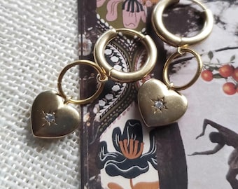 Vintage coquette gold heart pendant earrings// Brass heart earrings//heart stud earrings// minimalist heart earrings//