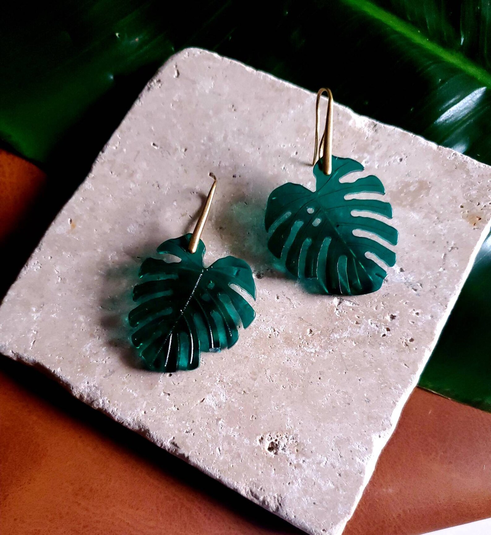 Monstera earrings// Monstera drop earrings// bohemian plant | Etsy