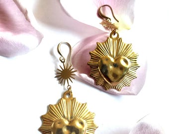 Vintage coquette gold heart pendant earrings// Brass heart earrings//heart stud earrings// minimalist heart earrings//