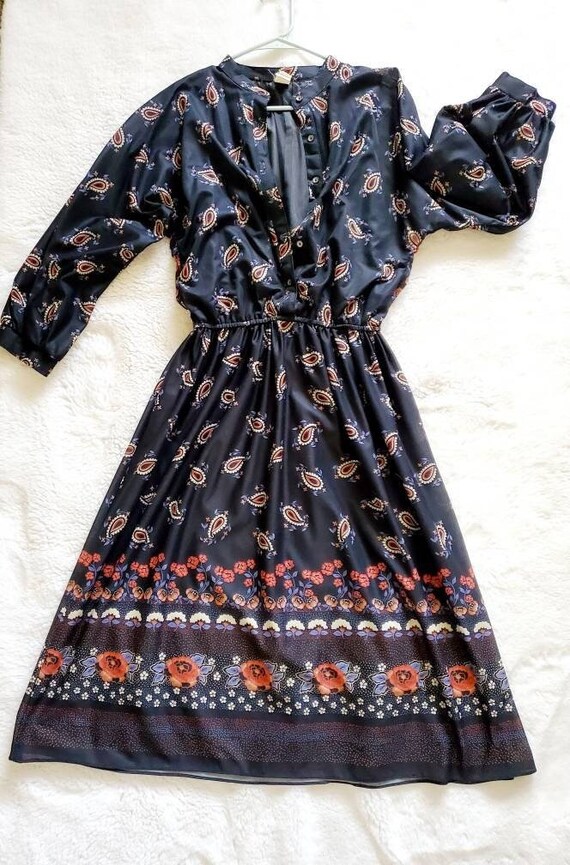 Vintage Navy blue paisley dress// 70s-80s paisley 