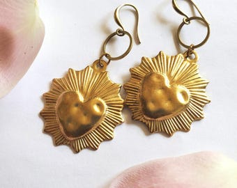 Vintage coquette gold heart pendant earrings// Brass heart earrings//heart stud earrings// minimalist heart earrings//