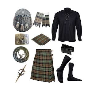 K&ouml;nnte beinhalten: Eine Sammlung schottischer Highland-Kleidung und Accessoires. Das Bild zeigt einen Kilt in gr&uuml;n-braunem Tartan, ein schwarzes Hemd mit Schn&uuml;rung, eine Sporran, einen G&uuml;rtel, Socken und einen Schottenkaro-Schal. Ebenfalls enthalten sind eine Kiltnadel und eine G&uuml;rtelschnalle.