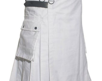 Könnte beinhalten: Ein weißer Kilt mit plissiertem Design. Der Kilt hat einen breiten Bund, schwarze Lederriemen und eine Tasche auf der Vorderseite. Der Kilt hat ein traditionelles schottisches Design.