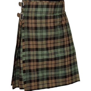 K&ouml;nnte beinhalten: Ein traditioneller Kilt in einem gr&uuml;n-, braun- und schwarz karierten Muster. Der Kilt hat zwei Lederriemen mit Schnallen zum Verschlie&szlig;en. Der Stoff hat einen Fransenrand. Ein klassisches Kleidungsst&uuml;ck der schottischen Tracht.