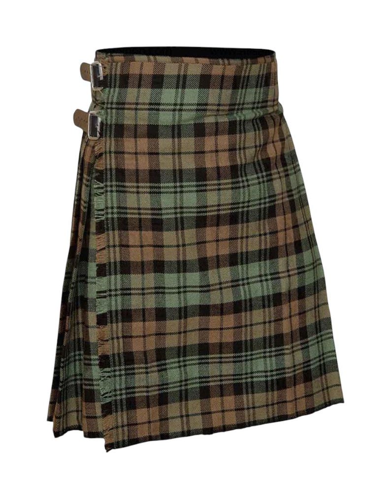 K&ouml;nnte beinhalten: Ein traditioneller Kilt in einem gr&uuml;n-, braun- und schwarz karierten Muster. Der Kilt hat zwei Lederriemen mit Schnallen zum Verschlie&szlig;en. Der Stoff hat einen Fransenrand. Ein klassisches Kleidungsst&uuml;ck der schottischen Tracht.