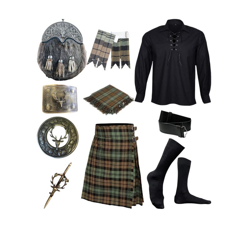 K&ouml;nnte beinhalten: Eine Sammlung schottischer Highland-Kleidung und Accessoires. Das Bild zeigt einen Kilt in gr&uuml;n-braunem Tartan, ein schwarzes Hemd mit Schn&uuml;rung, eine Sporran, einen G&uuml;rtel, Socken und einen Schottenkaro-Schal. Ebenfalls enthalten sind eine Kiltnadel und eine G&uuml;rtelschnalle.