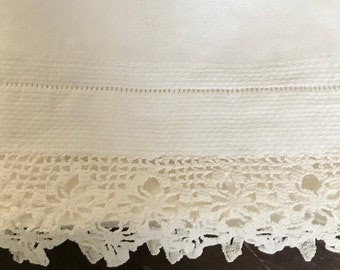 Woven White Linen Tea Towel Crochet Lace Border Rose Damask Pattern Vintage 1940's Kitchen Towel 17.5 x 32 inches